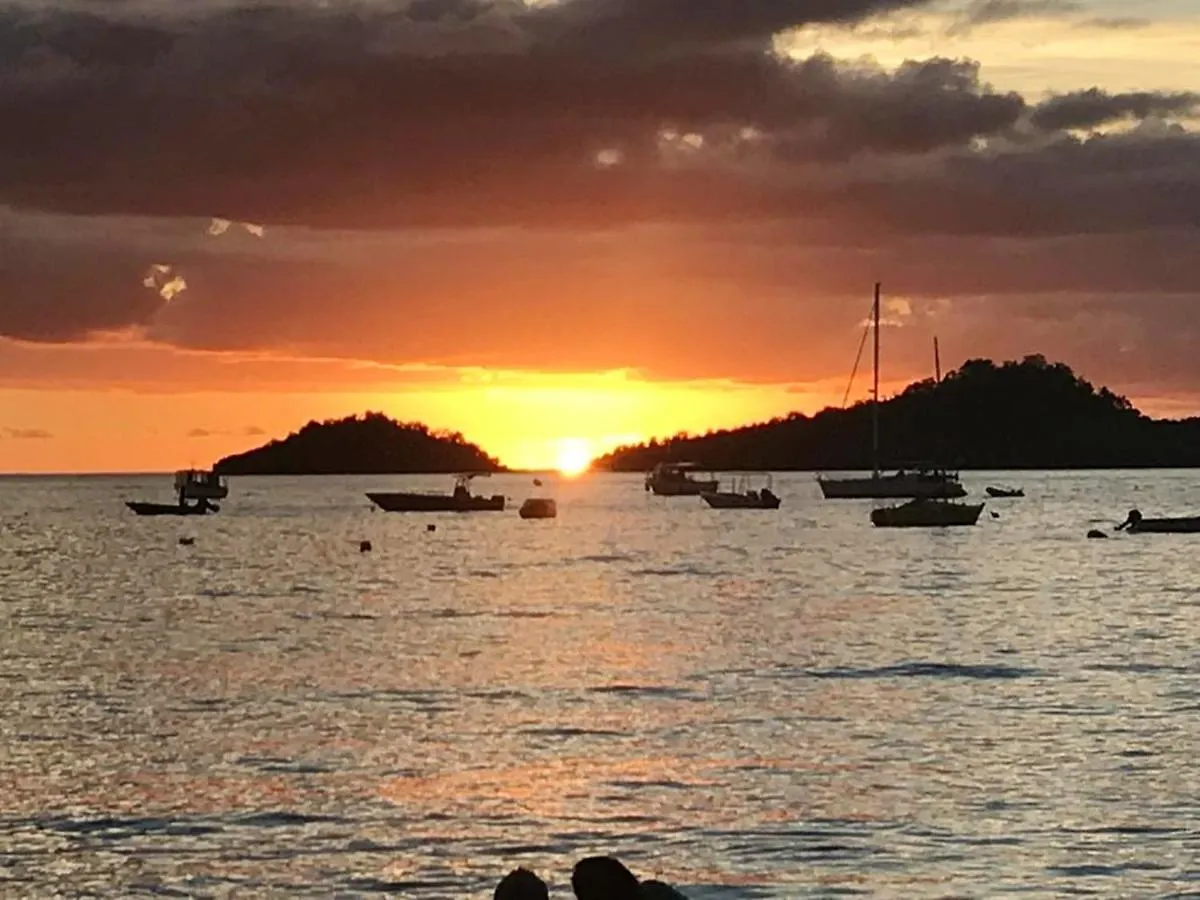 Maison Lumineuse A Bouillante Avec Vue Sur La Mer Casa de Férias